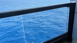 Une femme sexy se balance sur un bateau de croisière ! (obtenez-le ?)