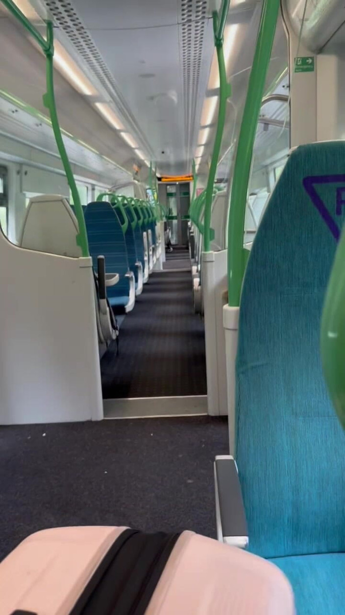 Bradybud: Šukám svou bujnou přítelkyni ve vlaku, chytí nás cestující – Yasmina...