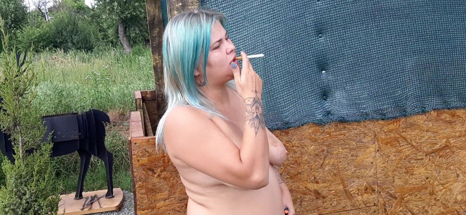 LizAngel: 穿着牛仔裤的她弄湿了自己