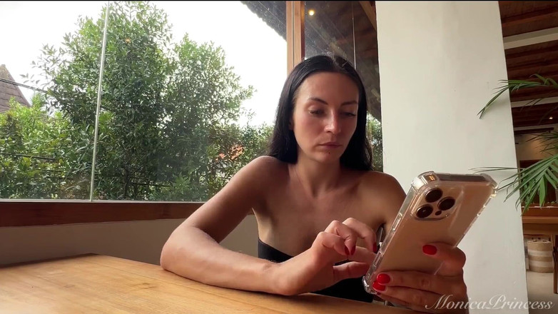 Princess Monica: Arbeit an Laptop, möpse blankziehen im öffentlichen co-working-Space