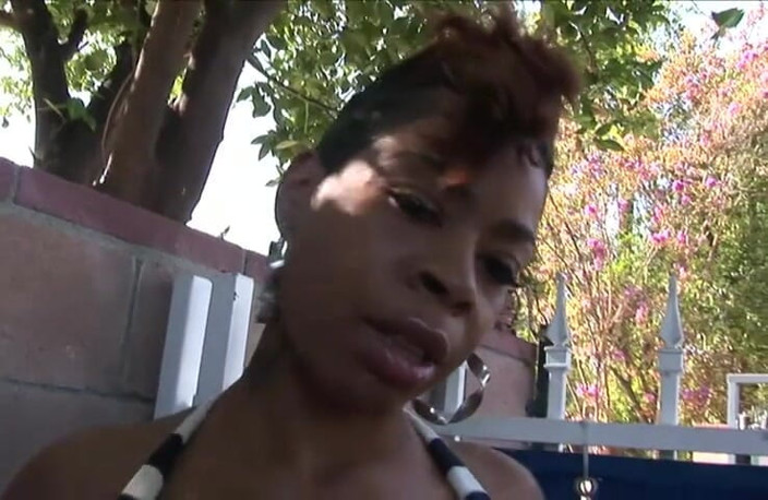 VOP Ebony Babes: Shorty Mac neukt dit zwarte meisje met grote kont met...