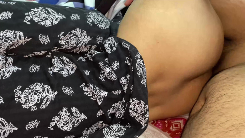 Desifilmy45: 和旁遮普哥睡一张床并操了她的大屁股