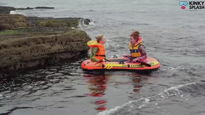 UKCuteGirl Lucy Lauren: Dvě dívky jeden dinghy: těsná gumová a pvc pláštěnka