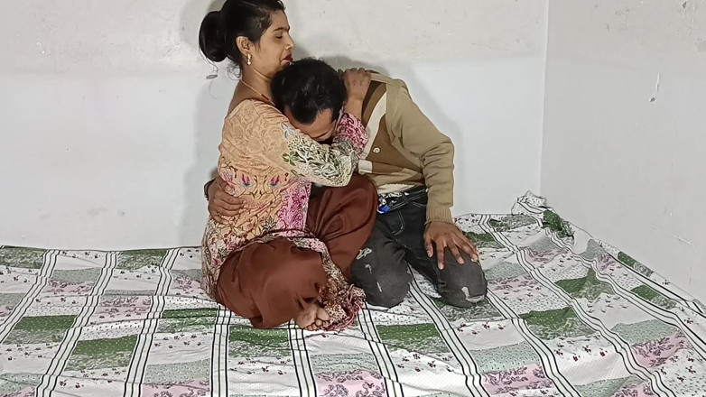 Desi Bhabhi Neha: Amateur-ehefrau wird auf dem boden geritten, heißer indischer MILf-sex