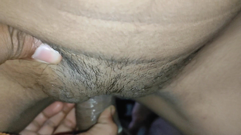 Gini272: Tình dục của Bhabhi vào ban đêm khi không có ai ở...
