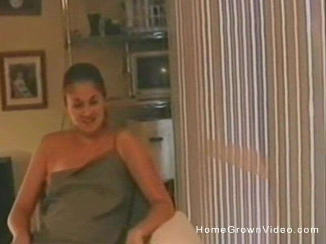 Homegrown Amateurs: छोटे स्तन सुनहरे बालों वाली samantha मतलबी लंड चूस रही है