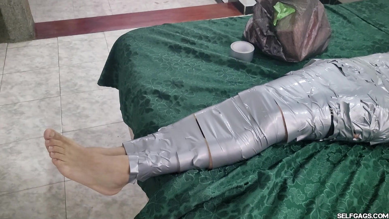 Selfgags femdom bondage: Femdom pomsta: mumifikováno podvádějícího přítele, svázaná přítelkyně
