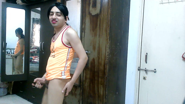 Cute & Nude Crossdresser: 甜美的娘娘腔变装者femboy Sweet棒棒糖在背心上。