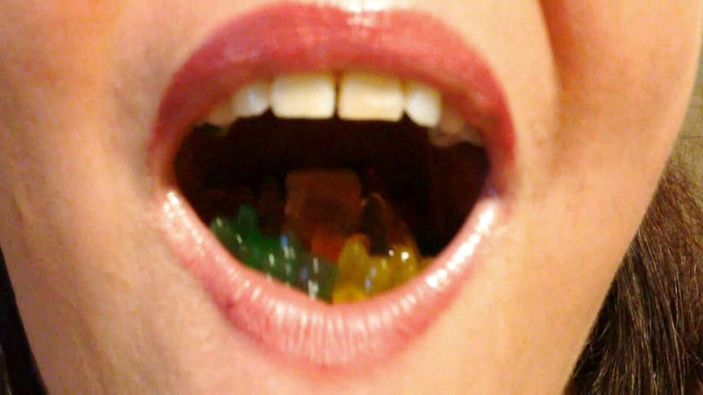 Lily Lipstixxx: L'orso gommoso che mangia