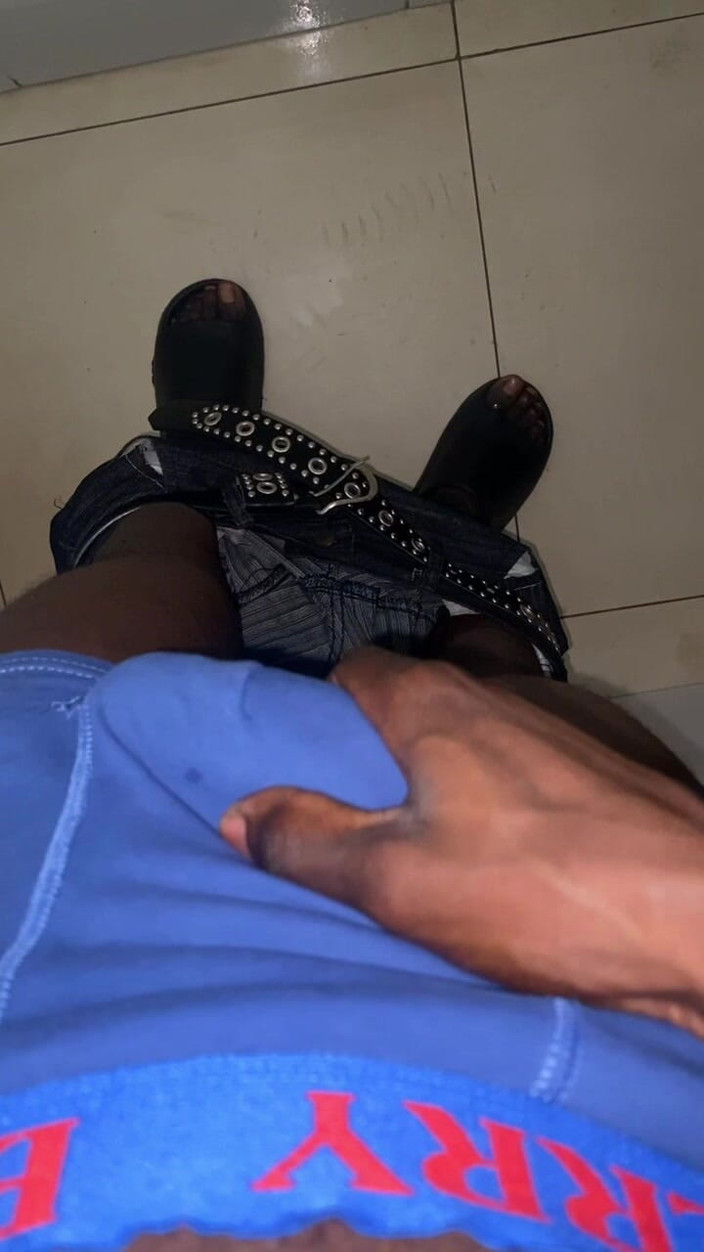 Slimniqqa: Il delinquente batte il suo nero nello spogliatoio della palestra