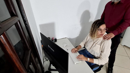 Gabi SweetCouplesStories: Acoso en el primer día de trabajo.