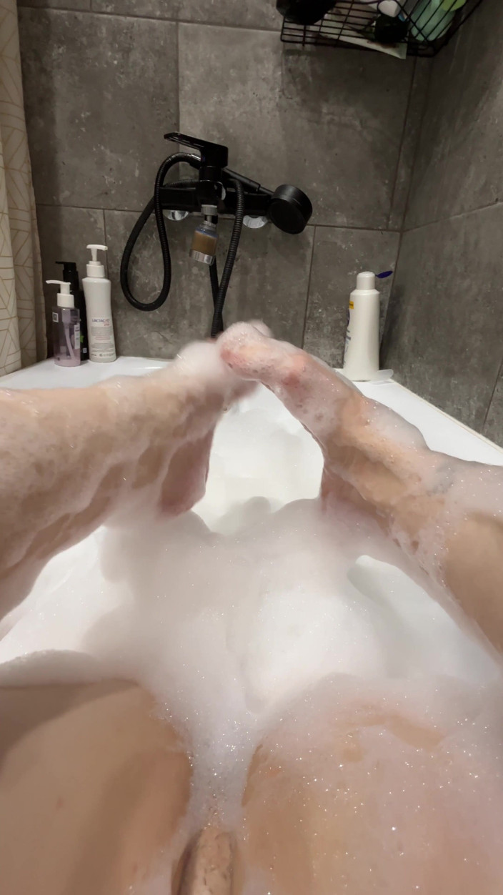 Nviz: Fétichisme des pieds sous la douche