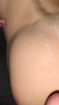 Heißer POV-couch-fick für teen mit erstaunlichem arsch
