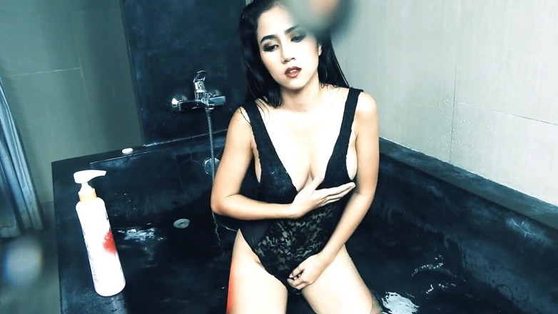 Asian Pussy Vision: Hot Asian teen showers in bathtub