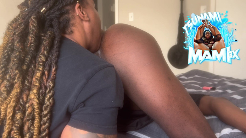 Tsunami mami: Um rimjob para uma bunda de chocolate