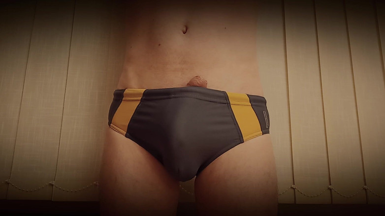 TheOldBigThing: Rosnąca erekcja w kąpielówkach