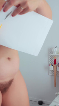Longue Nudité Décontractée En Travaillant Sur Des Puzzles
