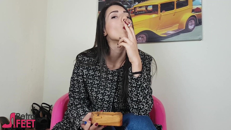 Smokin Fetish: Italian beauty loves smoking cigars