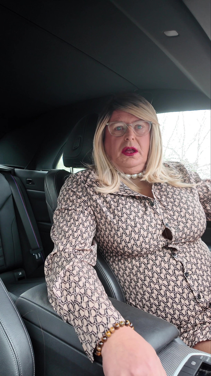 Kelly CD 2022: Seksi travesti kellycd2022 öğleden sonra bronz külotlu çorap ve topuklu ayakkabılarla sürüş