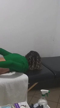 Un vrai docteur examine l’anus et les seins de la patiente