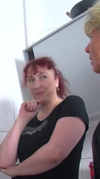 Roodharige getatoeëerde milf poesje neuken in de badkamer