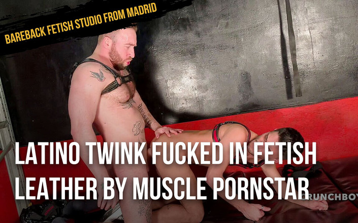 Bareback fetish studio from Madrid: Ragazzo latino scopato in pelle fetish dalla pornostar muscolosa