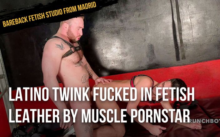 Bareback fetish studio from Madrid: Latina twink follada en cuero fetiche por muscle pornstar
