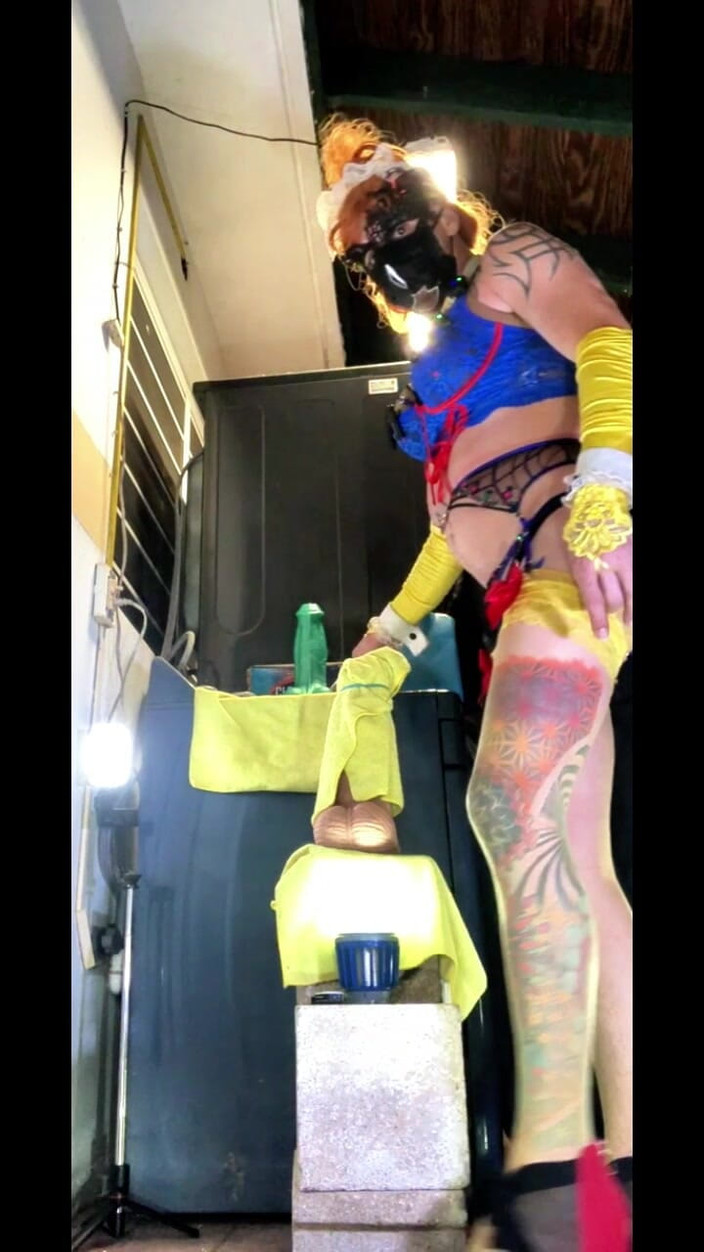 Benito414: TS Transsexual beleza calcinha azul meia ao ar livre cavalgando...