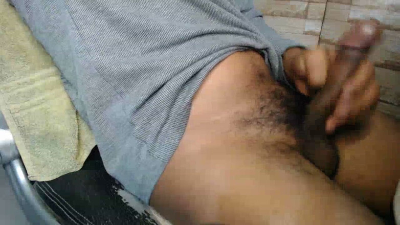 Hornyboy2058: Een man speelt alleen met zijn enorme erectie voordat hij...