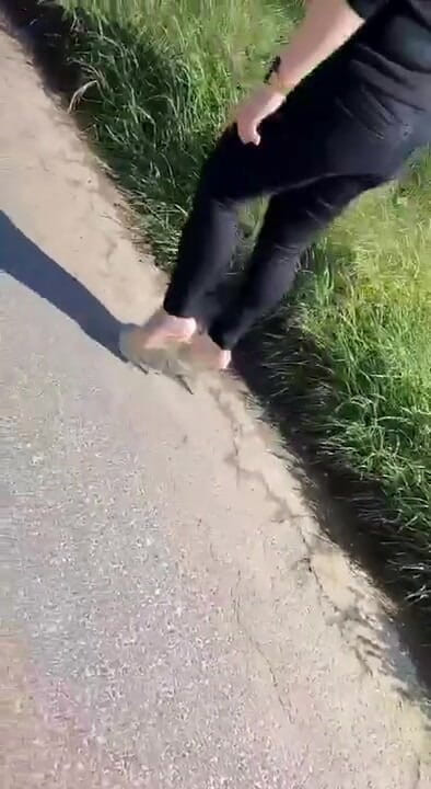 BadCat: Gambe sexy che camminano con i tacchi alti