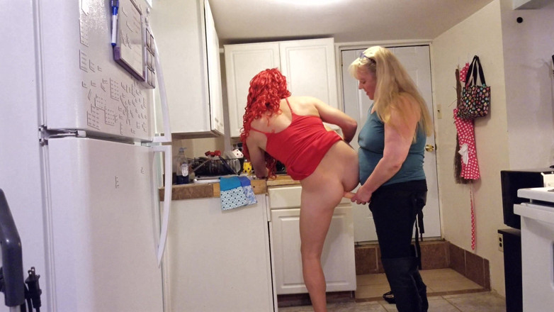 Sissy Bailey Wilde: Il vestito rosso della sissy è dominato da una donna