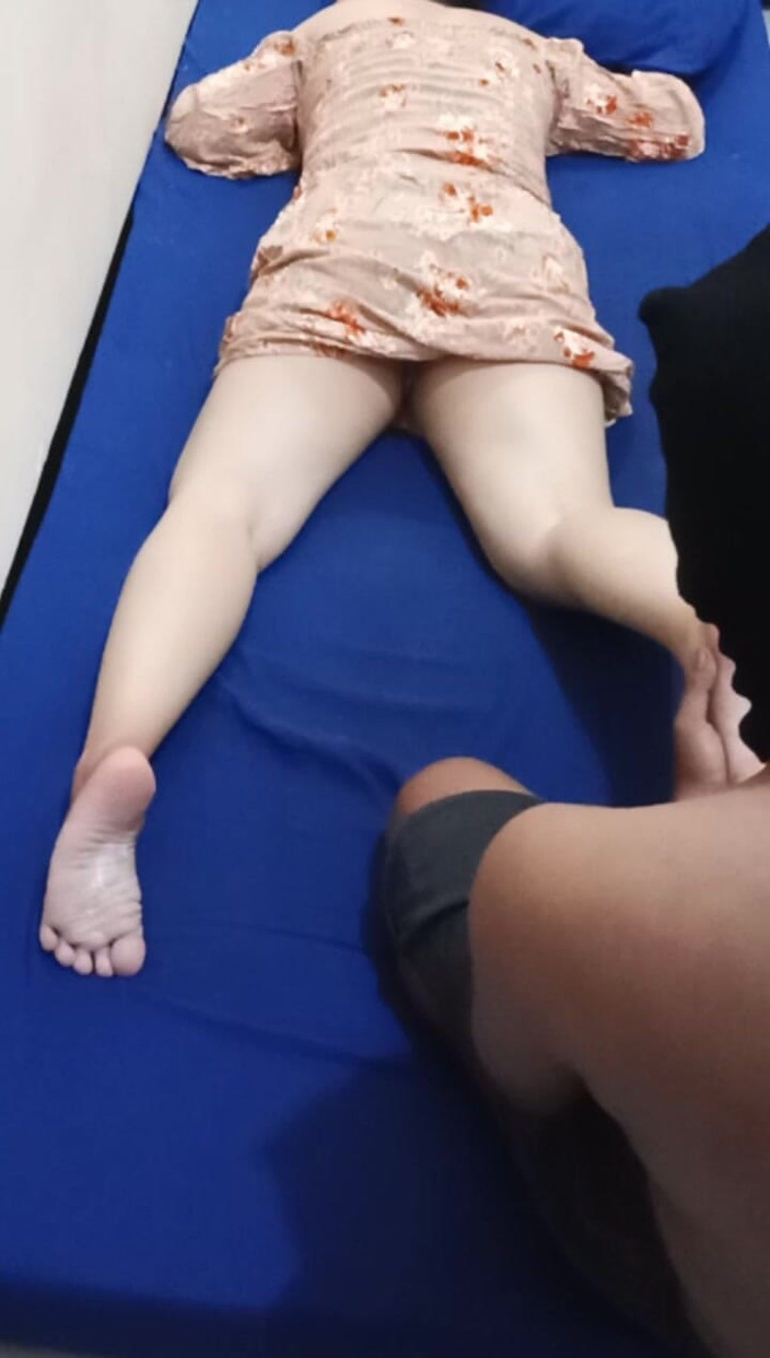 Angelina Pop: Das mädchen einer nachbarin während einer massage ficken