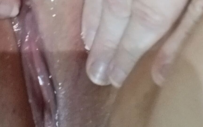 HerculesnVENUS: Jeho ruce Všechny v té šťavnaté kundičce, stříká na její Fupa...