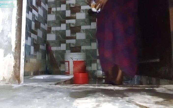 Bengali aunty ki chut: Ciocia bengalska prała ubrania pokazując swoją cipkę