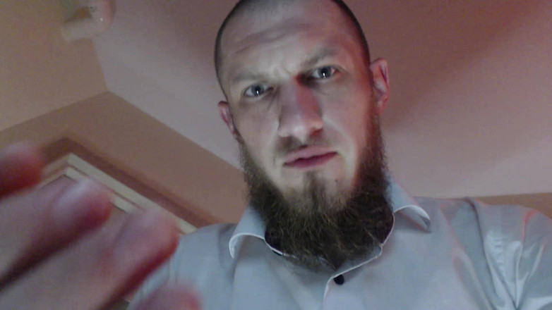 Hunky time: パパはあなたに唾を吐きかけ、あなたの顔を平手打ちして支配します