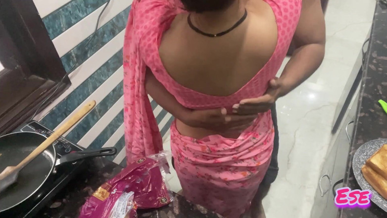 Sammy Sins: Ibu tiri india dientot habis-habisan waktu sarapan pagi di dapur