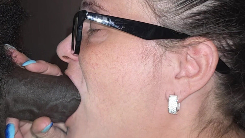 TrotzillaTheGod: Macecha s brýlemi slouží černému ptákovi svého pána Trotzilly