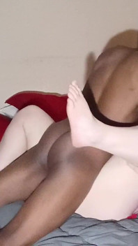 Beyaz bir kızı sikerken geri gelmeye devam etmek için böyle yap