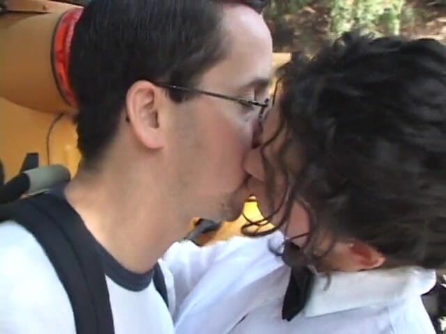 Pound Me Outside: Nerd neukt rondborstige brunette buschauffeur
