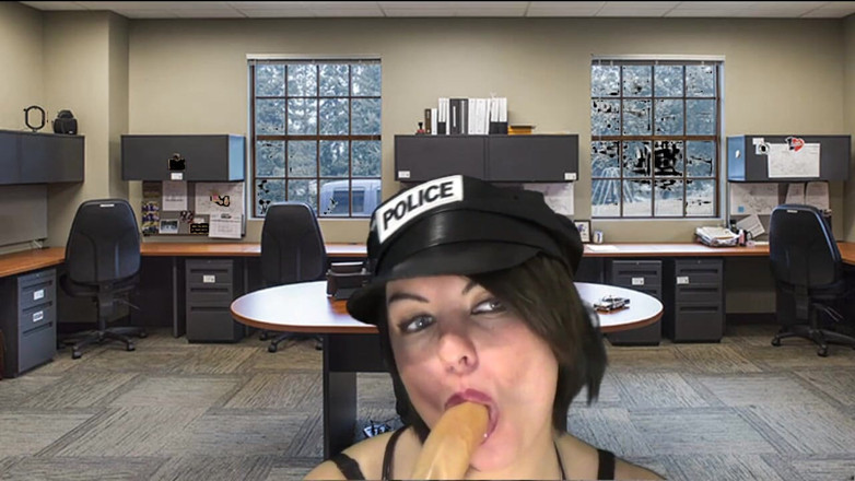 Sexy Milf: Polis memuru tutuklanan yarağı emiyor