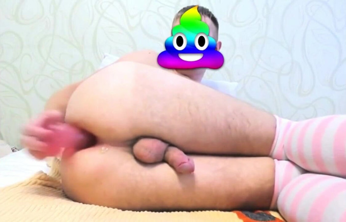 qaz11: Ze neukt zichzelf en wrijft over haar clitoris tot ze...