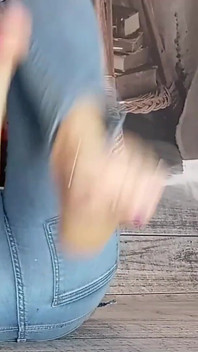 Lady Angela Melancap Galakkan Seluar Jeans Biru dan Toe Rings