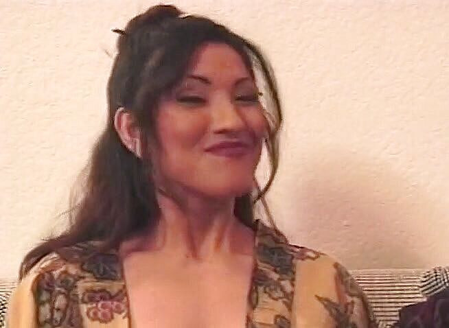 Happy Ending: Brunetă futută de un tip tatuat