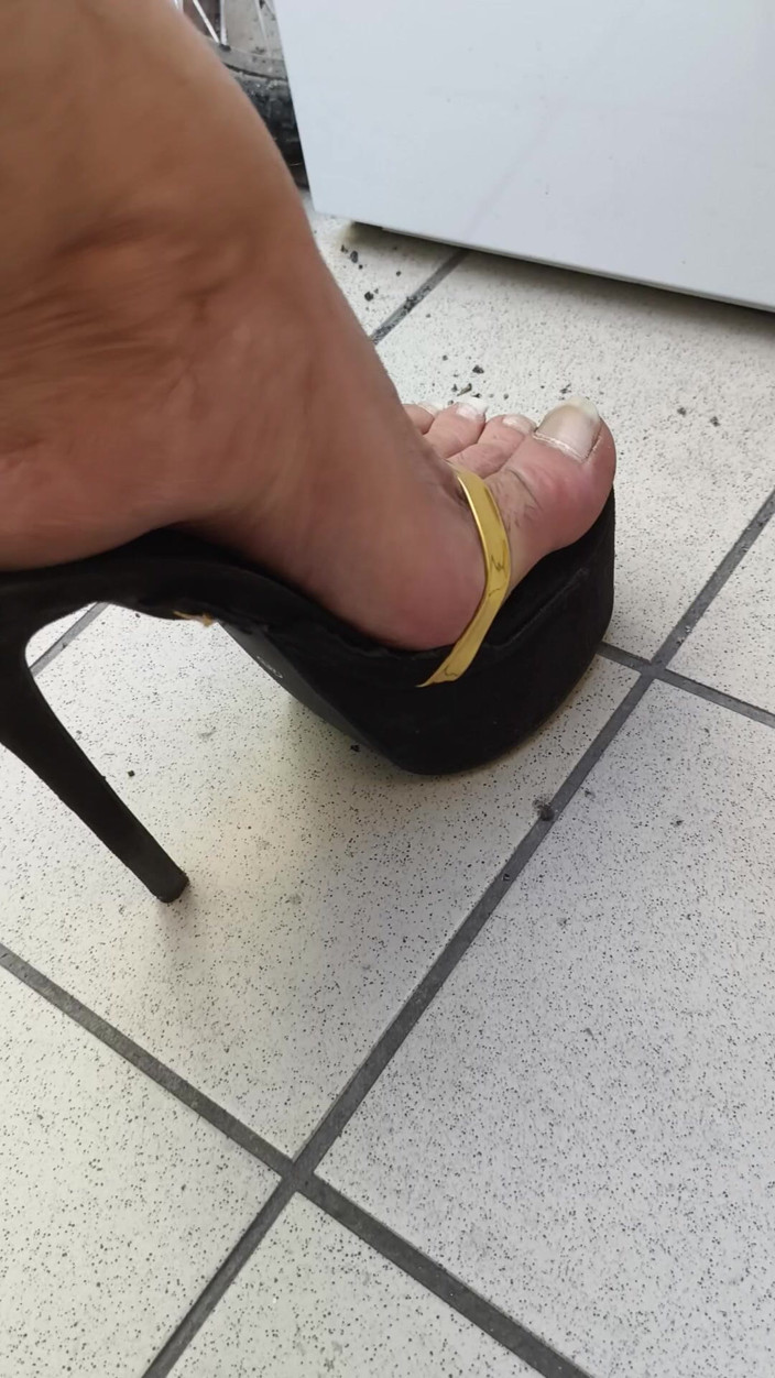 Mutsakin: High Heels