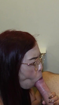 아시아 MILF가 항문에 큰 자지를 삽입하고 질을 당하다