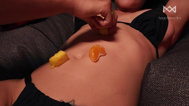 Angelmuscles: La voglia di dolce del mio coinquilino: frutta servita sopra...
