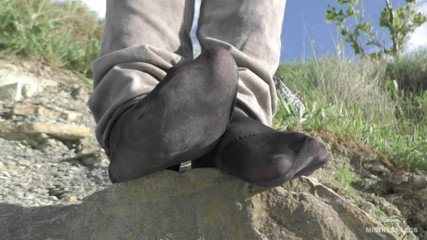 Mistress Legs: samudr tat par kaale naaylon moze men jins pair