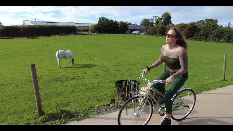 English Psycho: Heißes blondes transmädchen lily adick wird im wald von englischer...