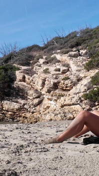 Vnadná nudistka a na pláži. Zábavné dildo! Na souchu!