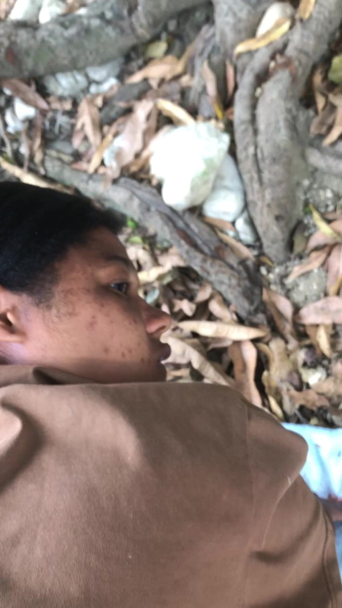 Violetahotvip: Domi kouří a zpívá s cizincem v křoví